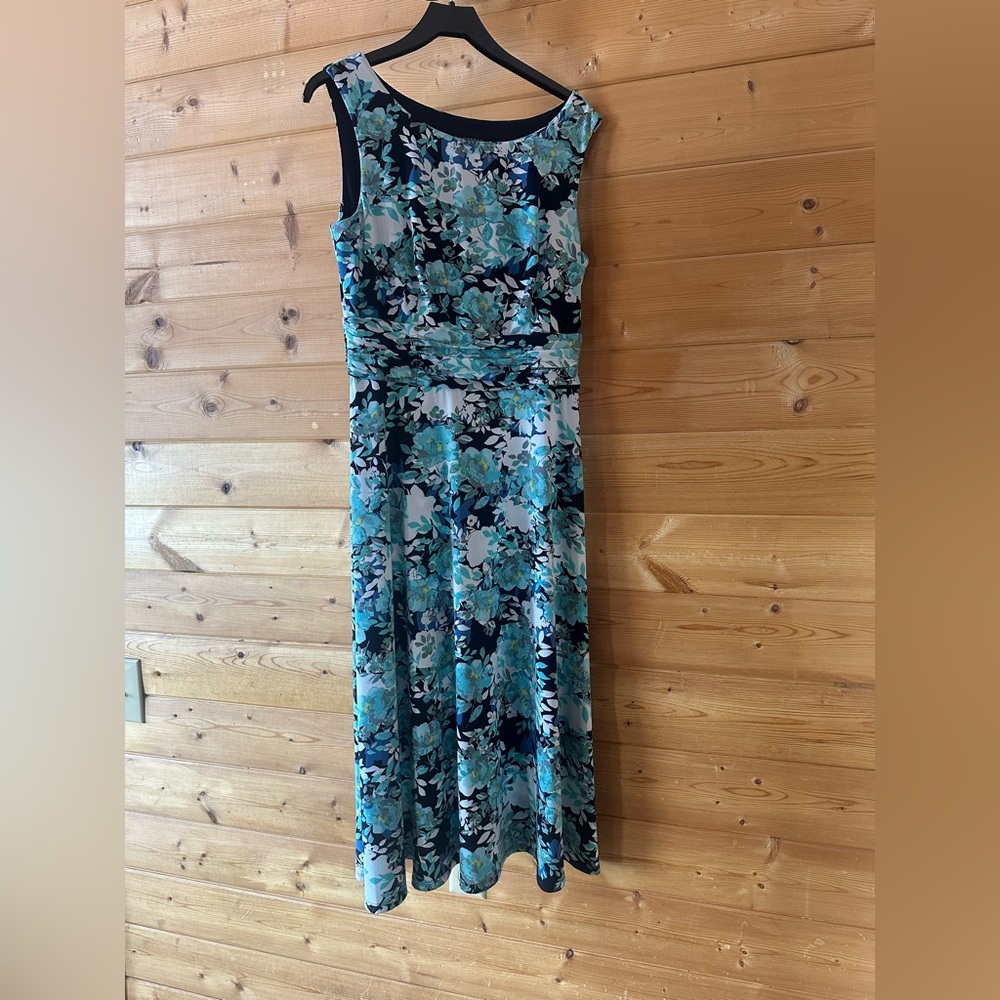 Floral short sleeve midi dress perfect for spring or summer!